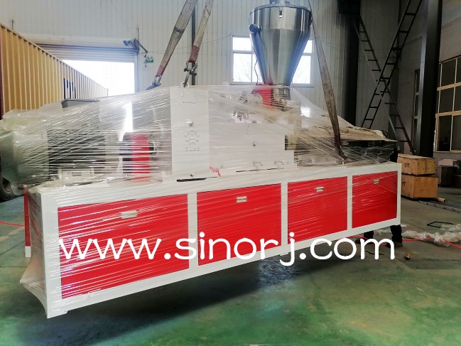 pe木塑設備裝柜發貨中