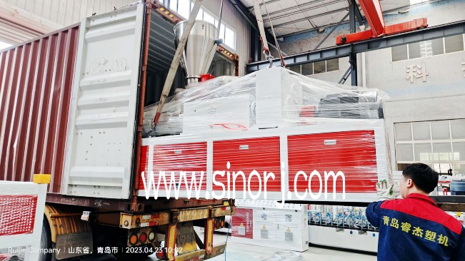 pvc竹木纖維集成墻板生產設備裝柜發貨中