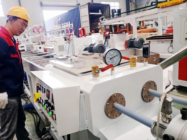 一出二pvc穿線管生產線試機與pvc仿大理石板生產線裝柜發貨同時進行中。。。。。。