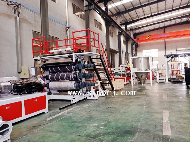 大理石板設備墻板設備裝柜進行中，扣板生產線試機進行時